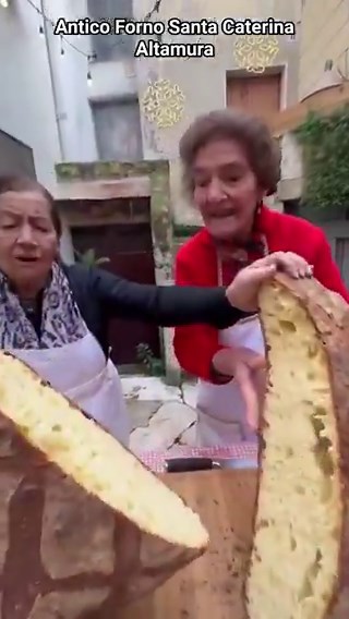 Let me tell you the secrets of ancient Altamura bread, one of the most famous Italian breads in the world 🇮🇹🍞Altamura bread is one of the oldest and most renowned breads, produced exclusively in Altamura (province of Bari, Apulia), in the Murgia regionHistory and uniqueness:It is extremely ancient: as early as 37 BC, the Latin poet Horace praised it as one of the best breadsThe recipe and production method have remained virtually unchanged for over 2,000 yearsIt was the first bread in the wor