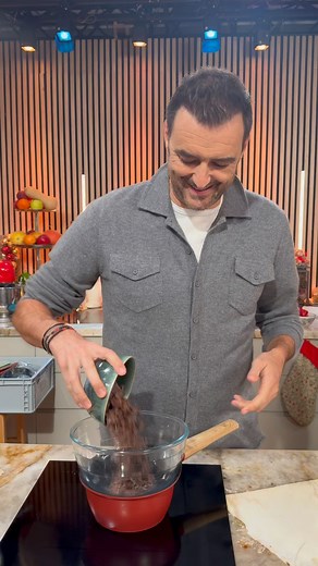 BÛCHE STRACCIATELLA ET MARRONS Temps de préparation : 15 minutes Temps de cuisson : 15 minutes INGRÉDIENTS POUR 4 PERSONNES 1 biscuit roulé au cacao (monter 4 blancs d’œufs avec 85 g de sucre, monter 2 jaunes d’œufs avec 3 œufs entiers et 135 g de sucre, ajouter 85 g de farine et 50 g de cacao en poudre, mélanger, couler sur une plaque beurrée et enfourner 7 min à 210 °C, rouler dans un torchon humide) 100 g de crème de marrons 225 g de marrons glacés 40 g de copeaux de chocolat Pour la crème st