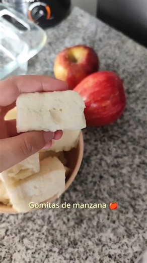 Vicky Azpeitia on Instagram: "Gomitas de manzana sin azúcar para bebes y niños 🍎✨🤤 #recetasparabebés #mamaprimeriza #maternidad"