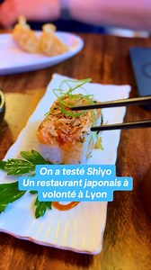 🇯🇵🍣 On a testé Shiyo, un nouveau restaurant japonais à volonté à Lyon. Il a ouvert en juin 2025 dans le Grand Hôtel Dieu. Le menu à volonté (cinq tours de cinq plats maximum par personne) coûte 27,90 euros le midi, 42,90 euros le soir. ✅ Le cadre et la décoration ✅ Le service était rapide et efficace ✅ La variété et la qualité des plats. Ils étaient bons et bien présentés. Il n’y a pas seulement des recettes japonaises mais aussi chinoises. ✅ C’est largement assez copieux Ce qu’on a moins aim