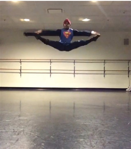 Toe Touch King 👑 #worldrecord #Cheer #Cheerleading #ToeTouch #ballet Throwback to when I did 30 toe touches to practice the day before I officially made the world record attempt back in 2017. This led to me breaking the Guinness World Record for most consecutive split jumps. This record was set at Adelphi University in Garden City, New York.