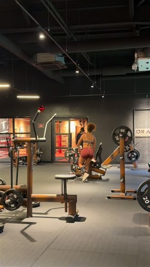 Technique Parfaite : Maîtriser l’Exercice sur Machine Nous expliquons en détail comment utiliser correctement une machine d’entraînement, en se concentrant sur la posture, la technique de contraction musculaire et l’importance de la mobilité pendant l’exercice. #fitness #musculation #coach #motivation #tutorial #hofficiel Toi aussi t’as des problèmes de mobilité ? | Iam H