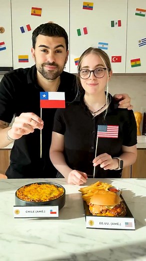 Ailin Tokman - Recetas Faciles ✨ on Instagram: "MUNDIAL DE LA GASTRONOMÍA: PASTEL DE CHOCLO 🇨🇱 vs HAMBURGUESA 🇺🇸 • Último cruce de octavos y cerramos con todo. 🇨🇱 Chile se presenta con su pastel de choclo: carne, pollo, huevo, aceitunas, y una capa de maíz doradita por arriba. Un clásico con historia. 🇺🇸 Estados Unidos responde con la hamburguesa: pan, medallón, queso, bacon, tomate, lechuga... mil formas de hacerla. Un ícono mundial del fast food. • Dos platos populares, contundentes y