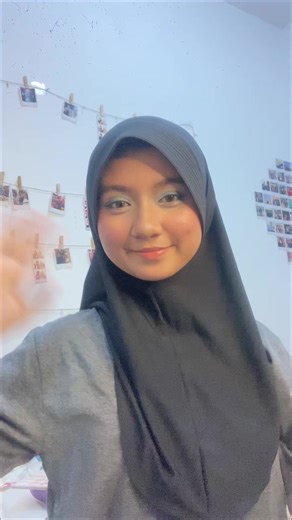 Makeup gak smooth? No worries, kan sekarang ada Loviella Velvety Bright Compact Powder! 🤍 Pake Loviella Velvety Bright Compact Powder bisa bikin kita, para remaja, tetap tampil cerah, fresh & natural! Apalagi Loviella Velvety Bright Compact Powder tuh bisa protect kita dari paparan sinar matahari, makin sayang gasih? 😋😋💋🫶🏻 #mybfflovillea #lovilleabff2026 Aku, @amnaa @hi, ini camell @k & kita semua cinta @Lovillea 🫶🏻🫶🏻