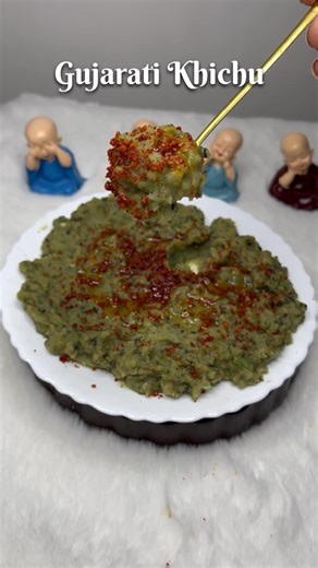 Munjapara's Kitchen 👩🏻‍🍳 on Instagram: "🌶️ Gujarati Khichu Recipe | Soft & Spicy Street-Style Snack 😋 Make this super soft, flavorful Gujarati Khichu at home using simple ingredients! A perfect light snack with a spicy twist. 👌✨ 🥣 Ingredients: • Water • Aakhu Jiru (Whole Cumin) • Ajwain (Carom Seeds) • Green Chilli • Coriander • Salt • Oil • Black Sesame • Baking Soda • Rice Flour 👉 Enjoy this authentic Gujarati comfort food! 🔖 Hashtags: #GujaratiKhichu #KhichuRecipe #IndianSnacks #Shor