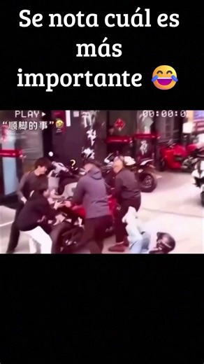 😂¡No creerás lo que pasó con esta motociclista! #curiosidades #viral #famosos