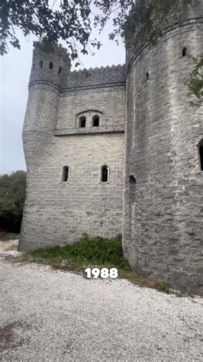 Castle Otttis in St. Augustine was built in the late 1980s by artist Ottis Sadler as a personal passion project inspired by Irish castles, Shakespeare, and the memory of his late wife. It isn’t medieval at all - but a modern, hand-built fantasy structure that’s become one of Florida’s strangest roadside landmarks. #staugustine | Beyond Florida