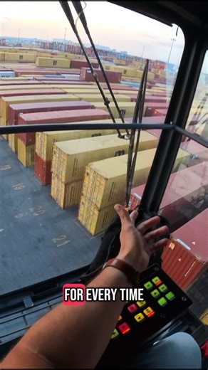 PART 2: Answering if there is any guidance system for the straddle carriers when going through the rows . . . . . #ila #machineoperator #fyp #straddlecarrier #bluecollar #themachineoperator @pork_port_king @trucker_gang | the_machine_operator
