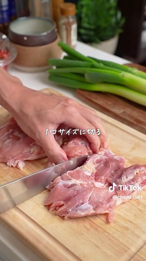 取り合い確定！鳥もも肉のネギだく甘酢炒めが美味すぎる 鳥もも肉 ２枚 白ネギ ２本 酒 大さじ2 塩こしょう 少々 片栗粉 大さじ３ ごま油 大さじ１ Aポン酢 大さじ5 A醤油 大さじ1 Aみりん 大さじ２ A砂糖 大さじ１ A白ゴマ 小さじ2 ①鳥もも肉を一口サイズに切ってボウルに入れ 酒と塩こしょうを揉み込んで10分おく 白ネギは粗めのみじん切りにする ②フライパンにごま油を引いて中火にかけたら 鳥もも肉に片栗粉をまぶして片面4分ずつを目安に焼く ③Aと白ネギを加えて軽く煮詰めたらお皿に盛り付ける #簡単レシピ #鳥もも肉レシピ #鶏肉レシピ #晩御飯