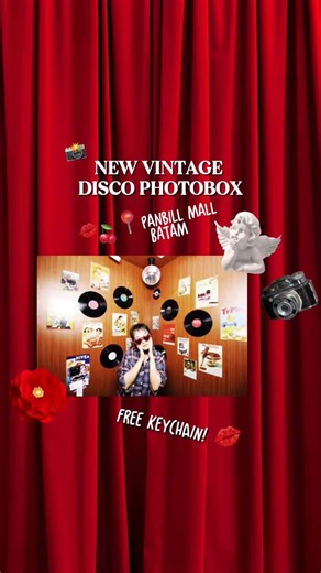 casey | batam cafe hopper on Instagram: "sekarang semakin seru kalau main ke Panbil Mall! soalnya ada photobox seru dengan 2 konsep yang berbeda! ada Vintage Disco & High Angle photobooth! ✨📸🪩 Kenalin, @snapic.id , lokasi nya di lantai dasar Panbill Mall, di depan Ramayana! accessories disana juga banyak dan lucu! tiap booth harganya 35K ( Dapat 1 Print 4R, Soft files, GIF) dan Waktu 6 Menit, bebas retake sepuasnya,bebas pilih frame ✨🍒 Untuk Add Print +10K per print. buat