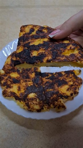 BUREK SA SIROM IZ TIGANJA ZA 10MIN 🧡 . . Kada mi se jede burek spremim kući ovu varijantu koja je kao pravi burek a nije uopšte masan i težak za stomak. 🙌🏼 Sastojci: • 2 kore • 100g bilo kog sitnog sira • 1 jaje • malo soli Priprema: Kore načupkajte i sjedinite sastojke. Na pola kašičice rastopljene masti rasporedite smesu, pecite na umerenoj temperaturi u zavisnosti od jačine šporeta 3 ili 4. 5 min jedna strana i kad okrenete još 3min i to je to , uživajte. Probajte i javite utiske 😍🤗 *Ja 