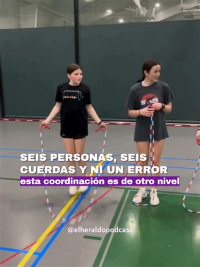 Seis integrantes llevan el salto de cuerda a otro nivel con una rutina en la que deben incorporarse uno a uno, girar y continuar saltando sin enredarse. Cuando finalmente quedan todos alineados y cambian de posición al mismo tiempo, queda claro que detrás de esos segundos de perfección hubo muchísimo entrenamiento. #RetoViral #SaltoDeCuerda #Habilidad #Sincronización #VideoViral