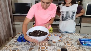 38K views · 835 reactions | Já imaginou comer um biscoito desse tamanho? Super desafio, conheça o canal desse doido. https://bit.ly/2RTWl8a | Na CorreRia | Facebook