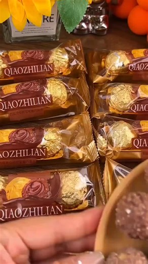 这个金沙球巧克力真的是一口惊艳，以为只是普普通通的巧克力，没想到四层夹心，层次分明，口感醇厚！
