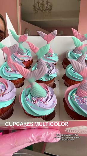 Asi es como hago estos cupcakes multicolor! 🌈. . #cupcakes #color #unicorncupcakes #sirena #pastel #pasteles #pasteleria #cupcakesoftiktok #cupcake #cake #cakes #cakedecorating #cakeart #pastelera #reposteria