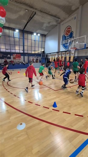 🎄🏀 Fête de Noël du mini-basket Le week-end dernier, nous avons célébré la fête de Noël du mini-basket. Les U7, U9 et U11 étaient de la partie pour un moment rempli de jeux, d’ateliers et de sourires 😄 Le Père Noël a fait le déplacement pour offrir à chacun un petit cadeau accompagné de chocolats 🎅🍫 Nous remercions le Maire pour sa présence et son soutien. Un grand merci à tous nos bénévoles pour leur investissement, ainsi qu’à nos jeunes joueurs pour leur enthousiasme et leur belle énergie 