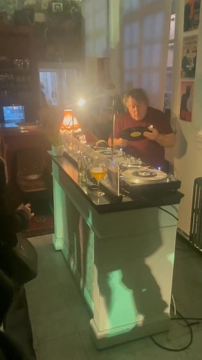 Hopla… da kost mij hier werral nen Taxi. Welkom bij Sindji in de Zimmer Lier… | John Aerts