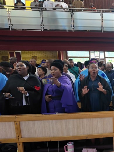 Sefela 62 1. Ke utlwa fate dithoteng / Barongwa ba ba tsileng: Tuduetsong ba opela / Kopelo ya Mmoloki: / Gloria in excelsis Deo. 2. “A kgalalelo e newe / Modimo wa godimo. /Lefatshing go nne kagiso / Bathong ba ba o kgatlhang.” 3. Badisa, tsogang borokong, / Lesang matlhape jaanong. / Itlhaganeleng go bona / Mogolodi wa lona. 4. Lo tla mmona ke ngwanyana / Yo o leng mo bojelong. / Mme ke kgosi ya lobopo, / Ruri: Morw’a Modimo. 5. Mme badisa ba akofa, / Ba bitsanya mo nageng; / Botlhe ba bolelel