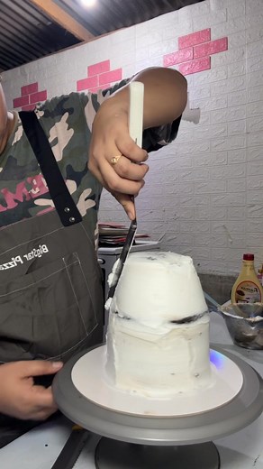 Simple syrup, crumbcoat #cakedecorating #cakedecorator #cakedesign | Aileen Manatad