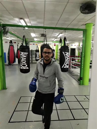 Parte 1| 📲 Como aprender boxeo en menos de un minuto? Antes de empezar a aprender a boxear debes de saber lo siguiente... 🥊Te enseñamos la mejor manera paso a paso: ✅Como colocarte en guardia. ✅Como defender en boxeo. ✅Como atacar en boxeo. ✅Los golpes mas potentes de boxeo. 🥊💥Lo mas importante para aprender a boxear desde cero. Ideal para principiantes y de recordatorio a los que saben. 📍Entrena con nosotros en nuestro gym de boxeo en Alcala de Henares 📌Cuentame en los comentarios que otr