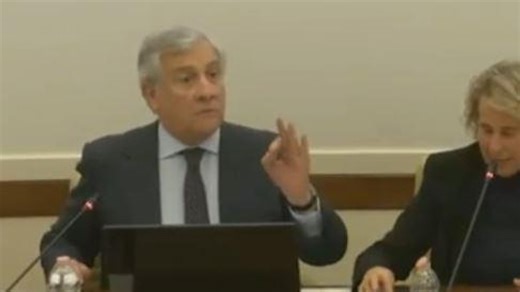 Scontro Tajani-Conte: «Trump non mi chiama Tony, io mai in ginocchio da lui e da Merkel». E scoppia 