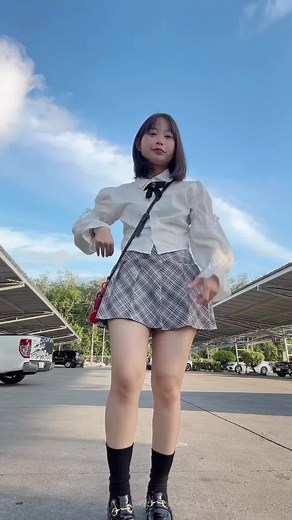ミニスカートコーデのおすすめアイテムと着回しテクニック