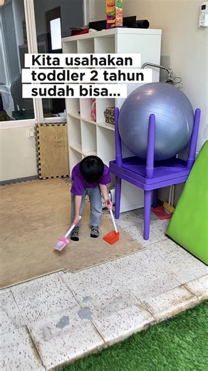 Usia baru 2 tahun, tapi sudah punya life skill ✨ Di Fitkiddo, anak dilatih mandiri lewat aktivitas nyata: 🫧 mencuci piring 👕 menjemur baju 🍃 membersihkan halaman Dan lain-lain Bukan sekadar bermain, tapi belajar untuk kehidupan sejak dini 💛 Kalau anak mom, uda punya life skill apa? Komen di bawah ya👇😆 #toodler #parent #parentlife #parentsupport #parenting