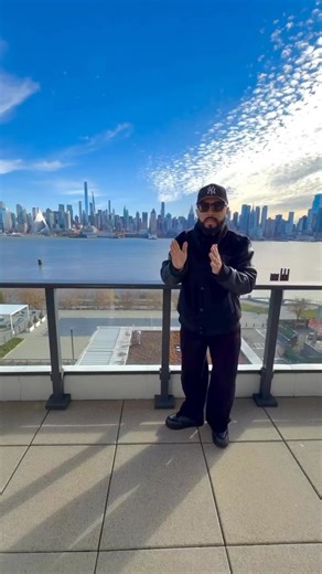 5.2K views · 76 reactions | La Mega Mezcla en vivo con Alex Sensation por LaMusica App! Hace un frío pelú en Nueva YoL略 #LaMega | La Mega 106.9/95.1 | Facebook