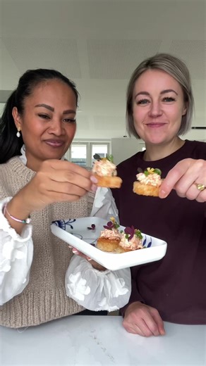 Små hapser til Kongesnytårstale Laksatar på crispy sushi-ris Ingredienser Ca. 12–16 stk Crispy sushi-ris \t•\t2 dl sushiris \t•\t2½ dl vand \t•\t2 spsk riseddike \t•\t1 spsk sukker \t•\t1 tsk salt \t•\tNeutral olie til stegning Laksatar \t•\t200 g frisk laks (sashimi-kvalitet) \t•\t1–2 spsk kewpie mayo \t•\t1–2 tsk sriracha (smag til) \t•\t1 tsk lys soya \t•\t1 tsk sesamolie \t•\t1 tsk limesaft eller yuzu \t•\t1 tsk finthakket purløg \t•\tEvt. et nip salt Topping \t•\tFinthakket purløg \t•\tForå