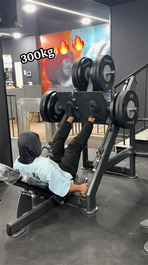 Algerian Fitness Model Lifts 300kg