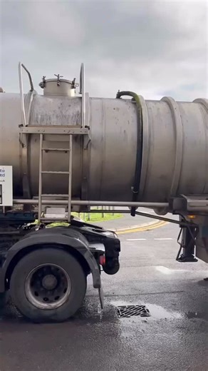 Cleaning an interceptor tank #draincleaning #vacuum #tanker #drainage | Keep_itflowing | Facebook