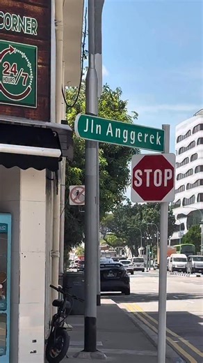 Boaysontheloose on Instagram: "[Save and Share this post for your next foodie hunt!] Singapore is a treasure trove of food — and November did not disappoint. Here are 5 family-friendly spots we checked out this month. Great for kids + grownups alike if you’re looking for a fun food outing with the whole family! ✨ 1️⃣ Zhup Zhup by One Prawn & Co 📍 458 MacPherson Road, Singapore 368176 Kid-friendly, hearty and easygoing. Their rich crustacean broths and modern zi char dishes make it a fun, flavou