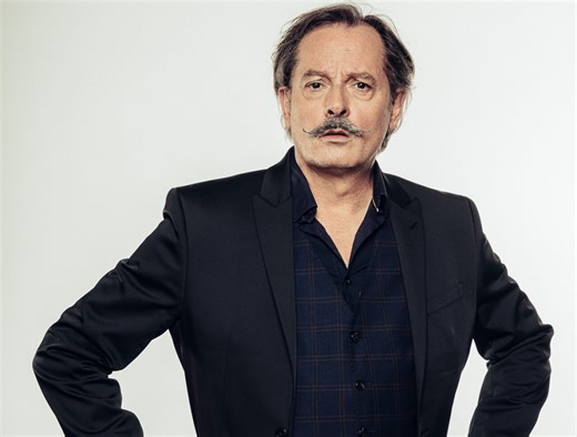 L’humoriste Christophe Alévêque revient sur scène à Argentan avec un regard acéré sur le monde moderne