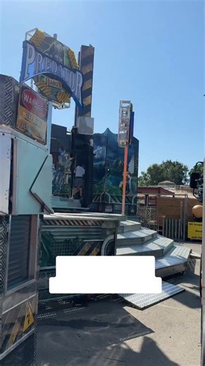 81K views · 806 reactions | Die Abbauarbeiten der Cranger Kirmes haben begonnen. So auch die am Fahrgeschäft „Predator“. Dort löste sich am Sonntag ein Gondelteil und stürzte herab. Ein Mann wurde verletzt, eine Frau erlitt einen Schock. Alle weiteren Infos findet ihr auf ➡️ waz.de/herne. Stand der Infos: 11.08.2025, 13.20 Uhr #crangerkirmes #ruhrgebiet #wanneeickel #herne #predator #crange #waz | WAZ Herne und Wanne-Eickel | Facebook