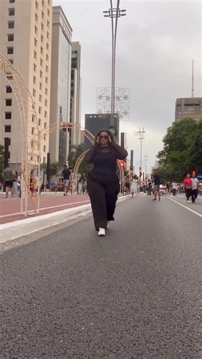 Mirella • Modelo Plus Size 🇧🇷 | Mini catwalk na Av. Paulista ✨💖 A vida é uma passarela e nós somos os modelos, devemos desfilar sem medo! | Instagram