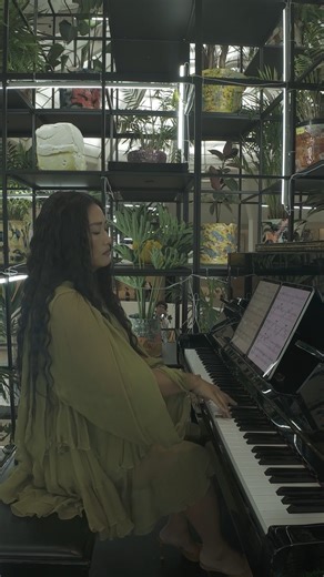 Have you heard a piano playing in the Museum? 🎹 If so, you’re hearing Rashid Johnson's "Sanguine" (2024) coming to life. Musicians activate the work during select performances in collaboration with citywide partners. Listen to this clip of Chloe Flower join us on Fridays at 4 pm and Sundays at 1 pm! Look out for special pop-up moments all year long—free with admission. 🔗: https://gu.gg/4nQnUMB #NationalPianoMonth | Solomon R. Guggenheim Museum