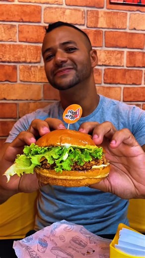 Diná Maria e Loren Eloá on Instagram: "🔥🚨 ALERTA DE HAMBÚRGUER PESADO EM RECIFE! 🚨🔥 Se tu é apaixonado por hambúrguer artesanal, salva esse post porque tu VAI querer provar 👇🍔 Fomos conhecer o @fogonopao e já começamos pelo lançamento que tá sendo sucesso de vendas: 🔥 Frango em Chamas – frango empanado crocante, cheddar derretendo, alface fresquinha, cebola caramelizada e a maionese temperada da casa que é simplesmente absurda! Depois partimos pro Fogo na Costela 😮‍🔥 Costela bovina arte