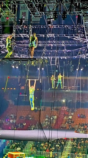 Criss-Cross Trapeze Catches 😳 | Flying Caceres