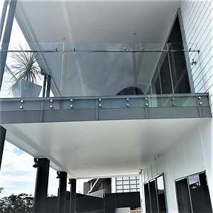 [Hot Item] Simple Fence Design Stainless Steel Handrail Glass Clamp Terrace Railing Designs Stainless Steel Standoff Glass Pool and Balcony Railing