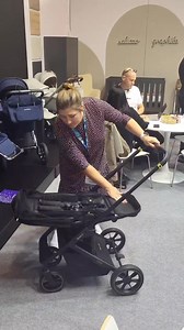 Wow! Check out the fold on the Venicci Empire. 😮 Easily done with one hand, it cleverly folds right down into a compact parcel! Can be used from birth in the seat or you can add a cocoon or car seat. | Pushchair Expert