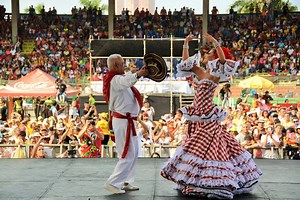 11K views · 299 reactions | #ElCarnavalMeLlama a contagiar de alegría a todos los rumberos de la ciudad. Así fue la Fiesta de Danzas y Cumbias, en el Estadio Romelio Martínez; el Garabatico del Country Club y el Sirenato de la Cumbia, en Puerto Colombia. | Marcela García Caballero | Facebook