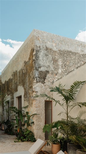 Cuando el cliente quiere remodelar una casa vieja de más de 100 años. ¿Qué les pareció el resultado? 😱 Arquitectura: @veintediezz Fotografía: @eyesofmemo - - #visitadeobra #beforeandafter #remodelaciondecasa #casaderrumbada #construccion #meridayucatanmexico #obra #casa #constructions #proyecto #arquitectura #diseñodeinteriores #compradepropiedades | Constructora Orrisa