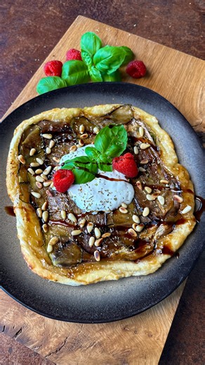 TARTE TATIN 🥒🍯 Lust auf ein kreatives und köstliches Gericht, das deine Geschmacksknospen verführt? Diese Tarte Tatin mit Zucchini und Aubergine, verfeinert mit Honig und Balsamico, ist einfach eine geniale Abwandlung des klassischen Rezepts! Die Kombination aus knusprigem Blätterteig, zartem Gemüse und den aromatischen Gewürzen wird dich garantiert begeistern! 😋✨ 🗯 Welche traditionellen Rezepte pimpt ihr immer auf eure eigene Weise? 😎👨‍🍳 IHR BRAUCHT: 1 Zucchini 1 Aubergine 2 rote Zwiebel