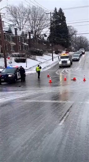 Winter Storm Turns Steep Road Into Ice Rink Pittsburgh, Pennsylvania — February 14, 2025 A routine winter morning turned into a scene of chaos on a steep residential street as freezing rain transformed the asphalt into a sheet of slick ice. Despite the presence of emergency responders and a tow truck already on the scene to assist an earlier accident, multiple vehicles were unable to stop as they crested the hill, leading to a dramatic series of low-speed collisions captured on camera. The foota