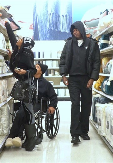 Target Rizz 🥰💗 #xyzbca #viral #rizz #target | rizz in public turns into a kiss