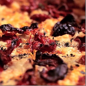 Essa receita de pizza de massa folhada com tomate seco e rúcula é super prática e muito saborosa. RECEITA COMPLETA: https://www.tastemade.com.br/videos/pizza-de-massa-folhada-com-tomate-seco-e-rucula | Tastemade Brasil