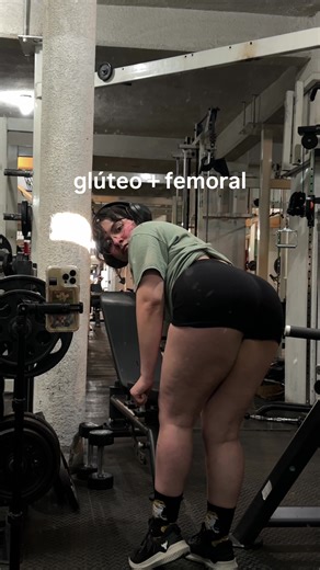 rutina de glúteo femoral 👁️‍🗨️👄👁️‍🗨️ Hecha por mi nutri: @Sandy Carreño 🫶🏻✨ Ya van 2 veces q la hago (pq es rutina nueva 👐🏻) y las dos veces termino viendo a Dios 😭☝🏻 está pesadota, pero te sientes bien patona 👍🏻✨ Nomás que baje ese 40% de grasa ya se verán mejor los frutos de todo el trabajo 😾🫵🏻 PD: las elevaciones de talón eran unilaterales y yo ni en cuenta XD . . . . . . #Gym #Fitness #workout #legday #fit