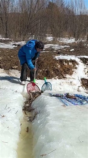 Amazing Survival Skills: Innovative Method of Fishing Through Ice in Extreme WinterConditionspart 15