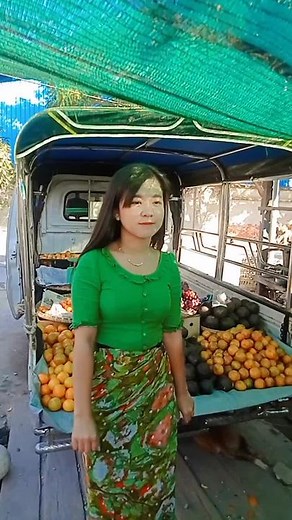 Fruit Cart Showcase: Fresh Produce at the Market