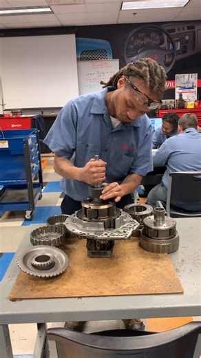 Tez Tezz on Instagram: "Allison Automatic Transmission disassembled and re assembled #dieseltechnician #dieselmechanic #dieselmotion #lincolntech #lincolntechnicalinstitute"